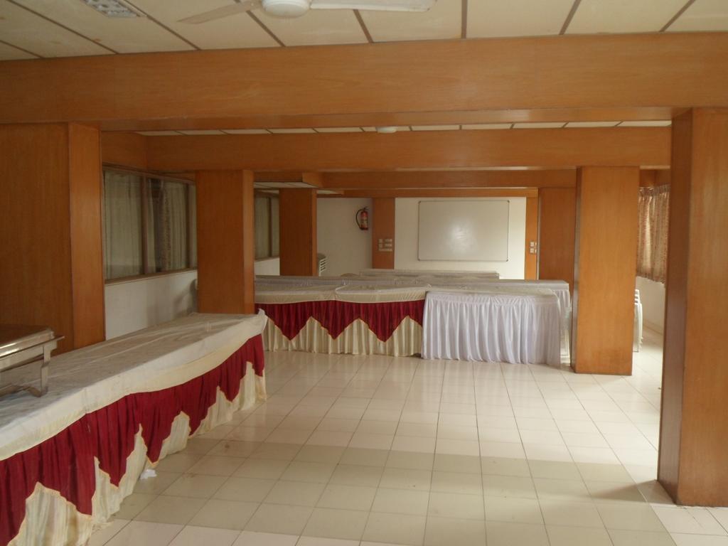 Hotel Rajdeep Inn Ahmedabad Eksteriør billede
