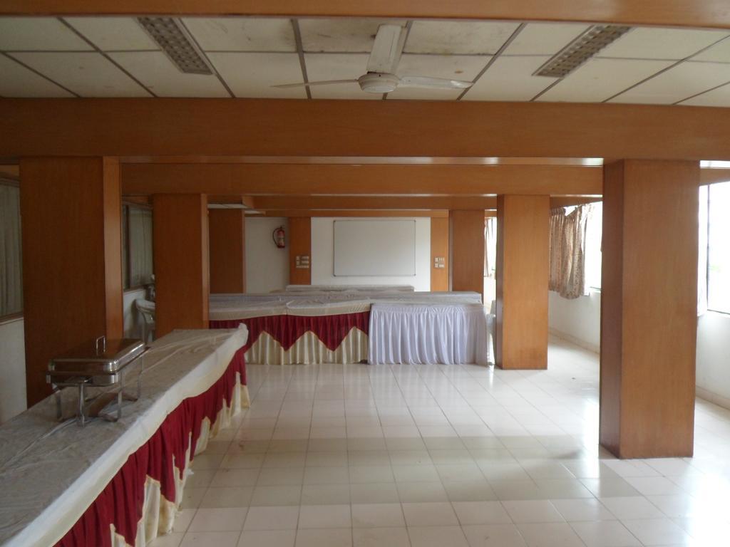 Hotel Rajdeep Inn Ahmedabad Eksteriør billede